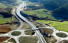 Vista aérea del tramo Venta de Judas - Provincia de Zaragoza en la autopista A-21 en Navarra, España